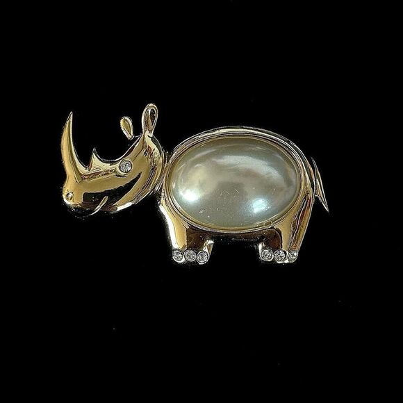 Vintage Agatha Rhinoceros Rhino Goldtone and Faux Pearl Belly Brooch 1x2” - Picture 1 of 6